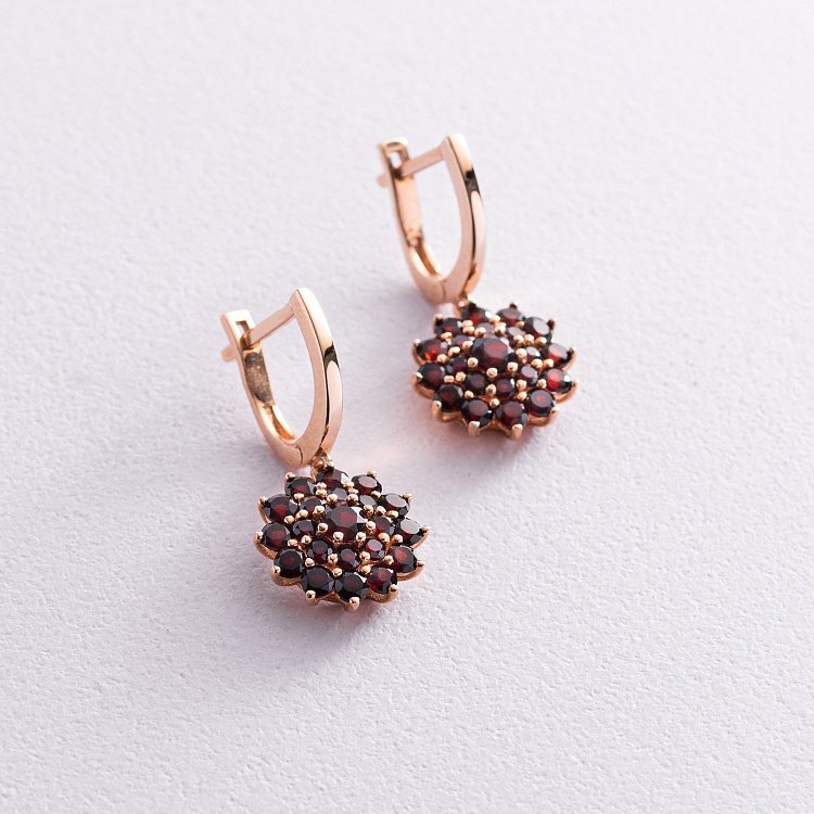 Золоті сережки з піропом (гранатом) с04161 від ювелірного магазину Онікс