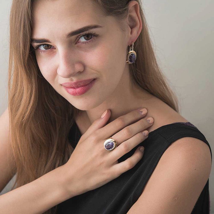 Золота каблучка з александритом і фіанітами к04083 від ювелірного магазину Онікс - 1