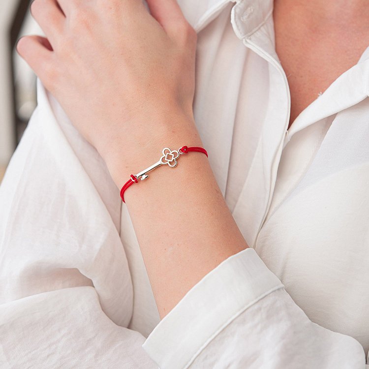 Браслет з червоною ниткою "Ключик - конюшина" 141104 від ювелірного магазину Онікс - 1