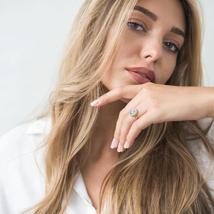 Золота каблучка з блакитним топазом і фіанітами к04659 від ювелірного магазину Онікс - 1