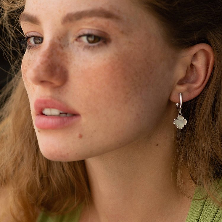 Срібні сережки "Конюшина" з перламутром 123246 від ювелірного магазину Онікс - 4