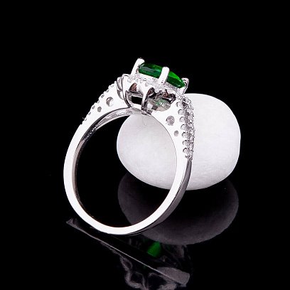 Кольцо с синтетической шпинелью зеленого цвета к07 №2