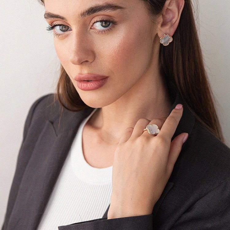 Сережки "Конюшина" в червоному золоті (перламутр) с07909 від ювелірного магазину Онікс - 2