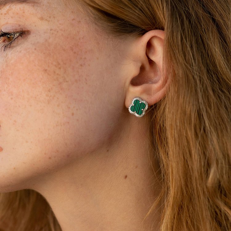 Серебряные серьги - пусеты "Клевер" (малахит, фианиты) 158/1м от ювелирного магазина Оникс - 3