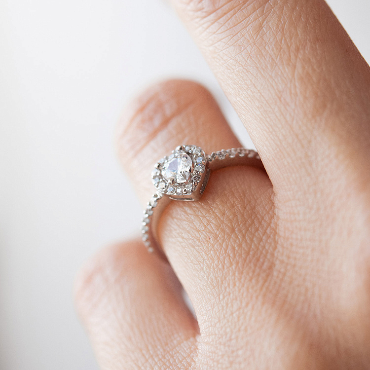 Серебряное кольцо "Сердечко" с фианитами 901-01568 от ювелирного магазина Оникс - 3