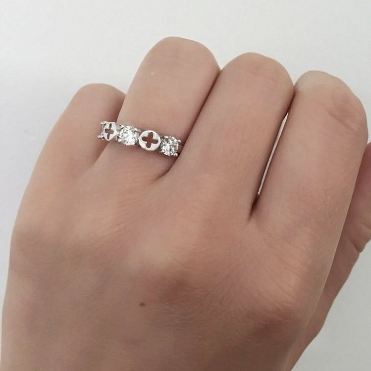 Золота каблучка "Конюшина" (фіаніти) к04888 від ювелірного магазину Онікс