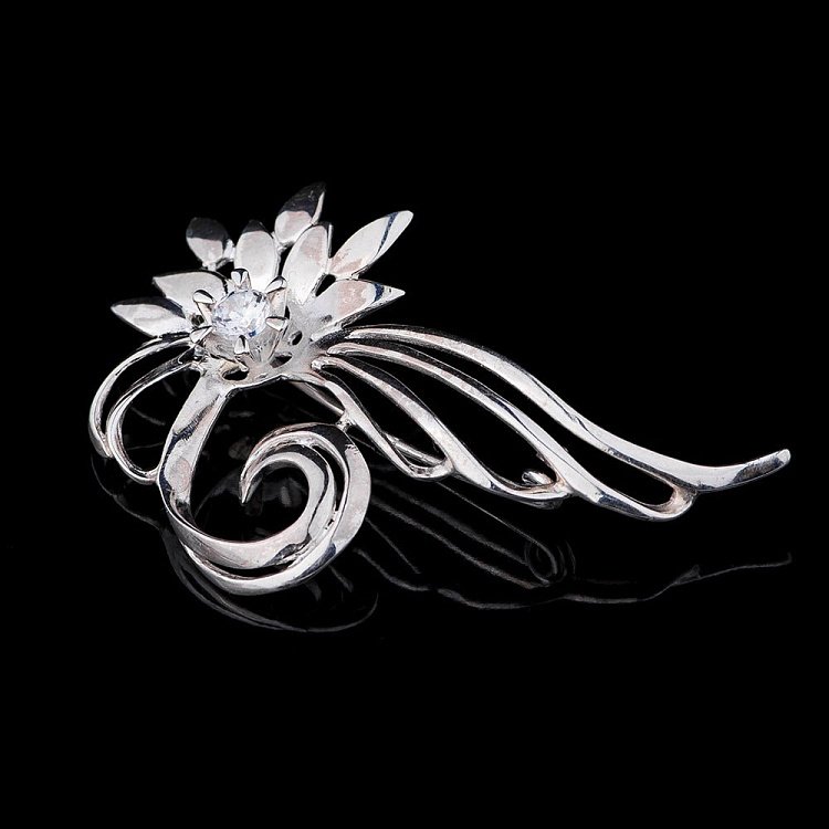 Срібна брошка з фіанітами 16008 від ювелірного магазину Онікс