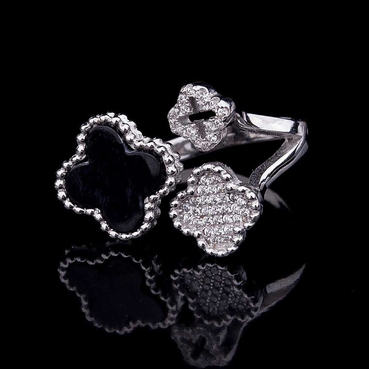 Срібний перстень "Конюшина" з оніксом і фіанітами 111771 від ювелірного магазину Онікс