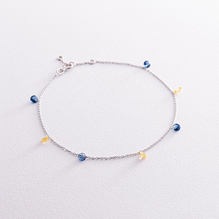 Браслет "Українка" у білому золоті на ногу (сині та жовті фіаніти) б05120 від ювелірного магазину Онікс