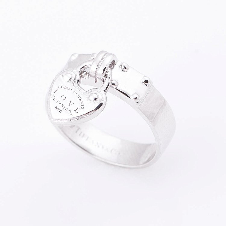 Серебряное кольцо с сердечком 111952 от ювелирного магазина Оникс - 1