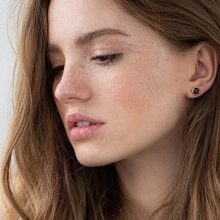 Золоті сережки-пусети з піропом с05196 від ювелірного магазину Онікс - 1