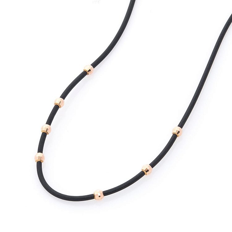 Каучуковый шнурок с золотыми вставками кол01362 от ювелирного магазина Оникс