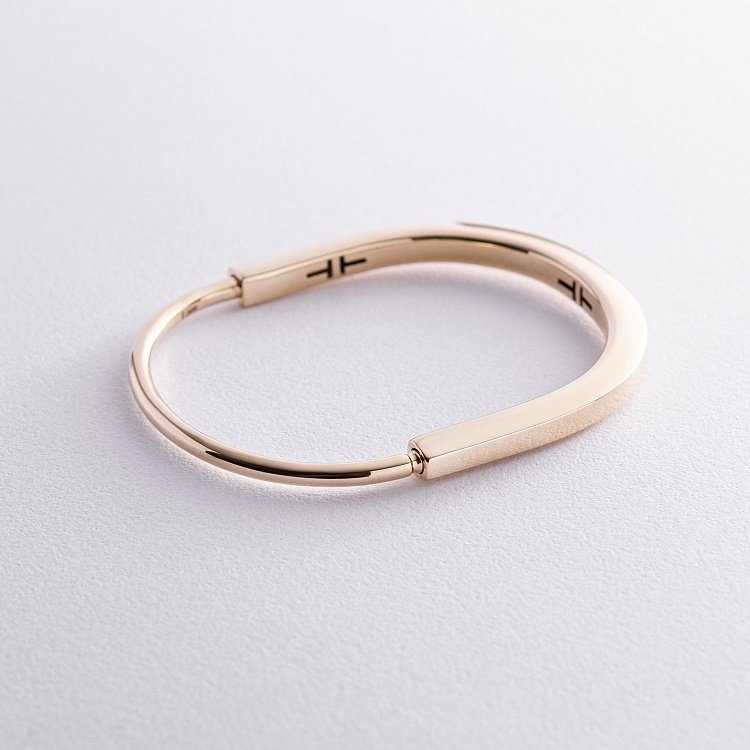 Жесткий браслет Lock в желтом золоте б05259 от ювелирного магазина Оникс