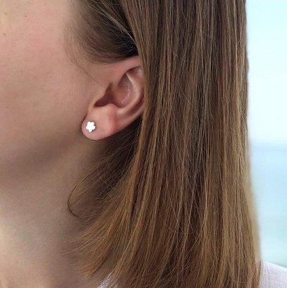 Серебряные серьги-пусеты "Цветочки" 122180 №2