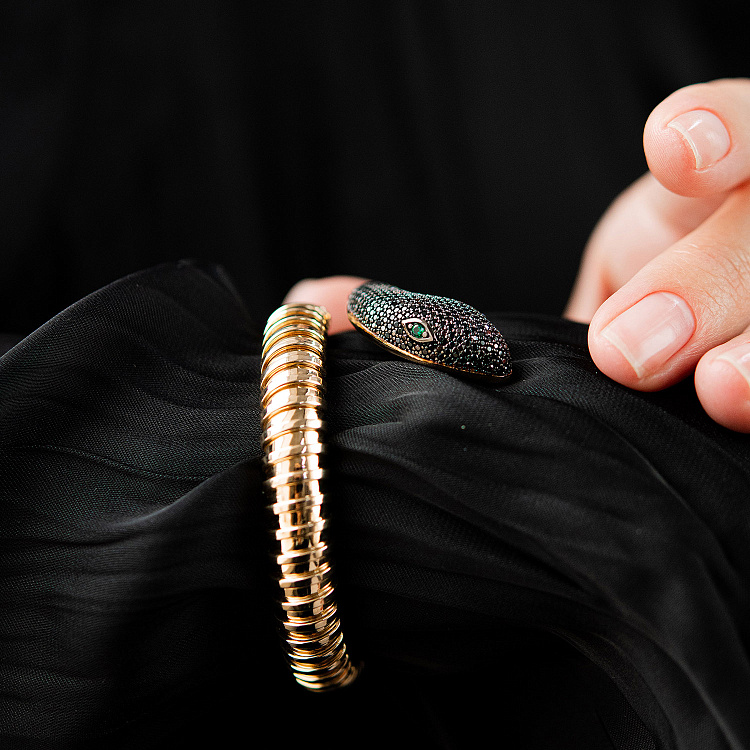 Жорсткий браслет "Змія" у жовтому золоті (фіаніти) б05722 від ювелірного магазину Онікс - 6