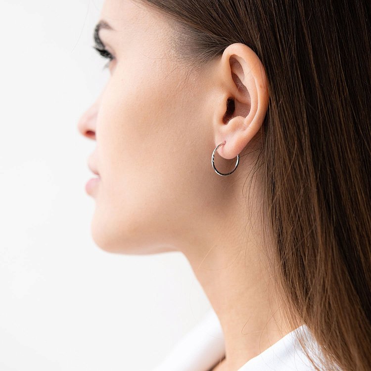 Сережки - кільця в білому золоті (1.8 см) с07153 від ювелірного магазину Онікс - 1