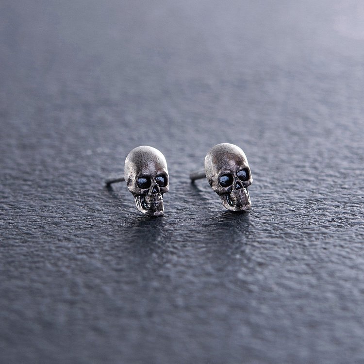 Сережки - пусети "Череп" у сріблі 123301 від ювелірного магазину Онікс