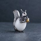 Серебряная фигура ручной работы "Белка с орешком" 23179ф от ювелирного магазина Оникс