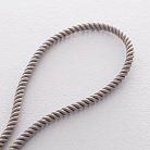Шелковый серый шнурок с серебряной застежкой 18520 от ювелирного магазина Оникс - 1