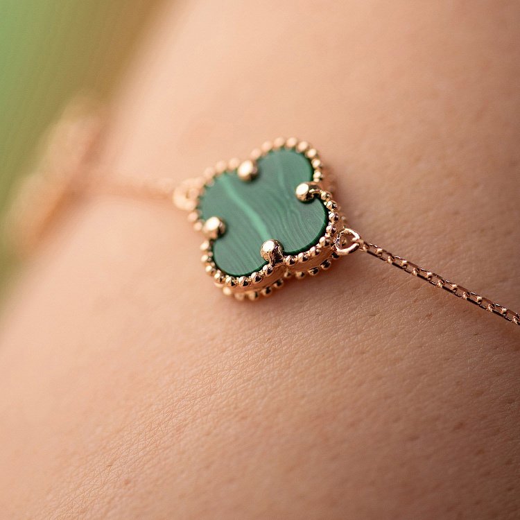 Браслет "Клевера" с малахитом (красное золото) б05443 от ювелирного магазина Оникс - 3