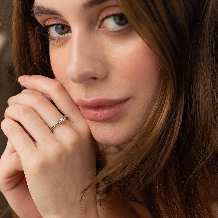 Золотое кольцо с бриллиантом и цаворитами кб0467di от ювелирного магазина Оникс - 1