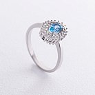 Серебряное кольцо с голубым топазом и фианитами GS-01-086-3010 от ювелирного магазина Оникс