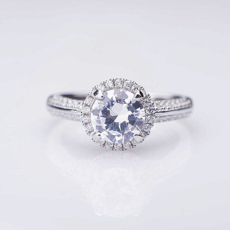 Заручальна каблучка з фіанітами 111835 від ювелірного магазину Онікс