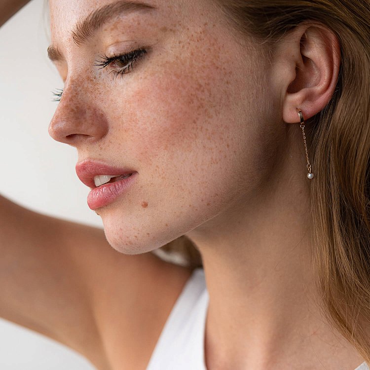 Золотые серьги - пусеты "Миранда" с жемчугом на цепочке с07939 от ювелирного магазина Оникс - 3