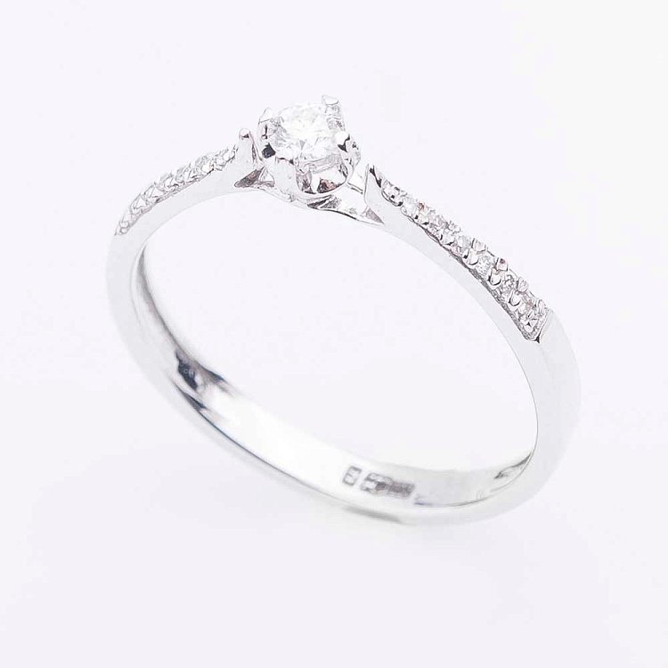 Золота каблучка з білими діамантами кб03040 від ювелірного магазину Онікс