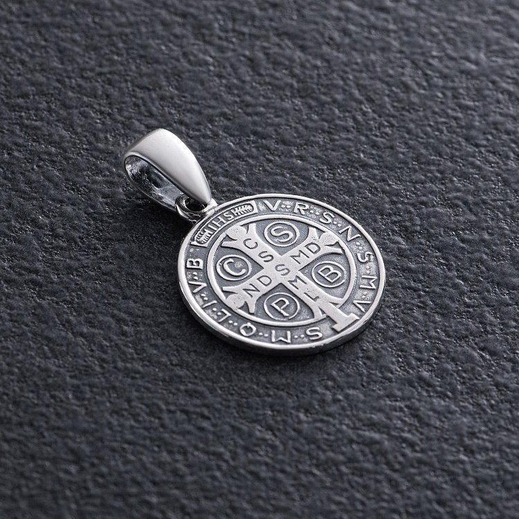 Серебряная ладанка Святого Бенедикта 131553 от ювелирного магазина Оникс - 1