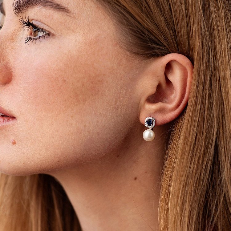 Серебряные серьги с жемчугом, синт. сапфирами и фианитами 2487/1р-PWTNS от ювелирного магазина Оникс - 1