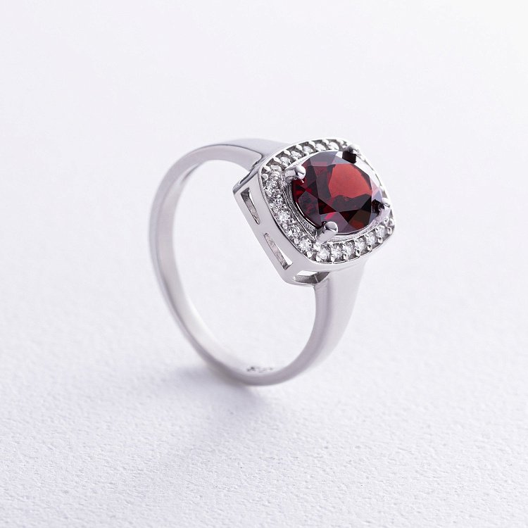 Серебряное кольцо с пиропом и фианитами GS-01-060-4110 от ювелирного магазина Оникс