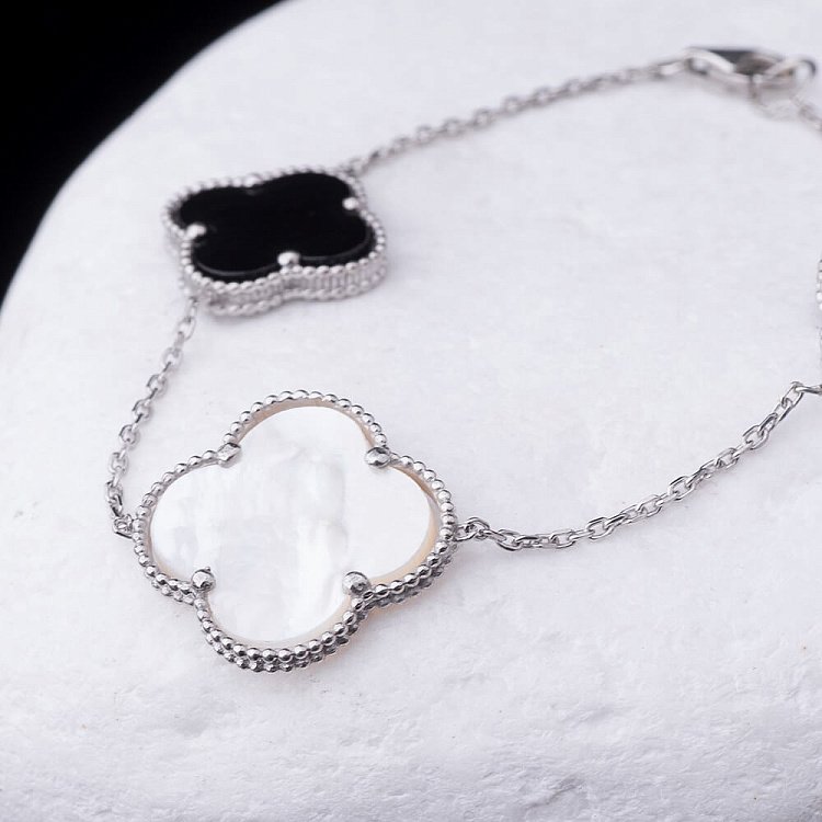 Срібний браслет "Конюшина" з оніксом і перламутром (родій) 14874 від ювелірного магазину Онікс - 2