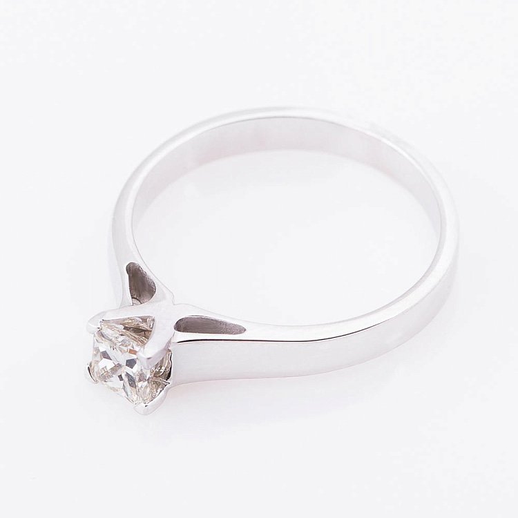 Золотое кольцо с бриллиантом R0982 - 1 Золотое кольцо с бриллиантом R0982 от ювелирного магазина Оникс - 1