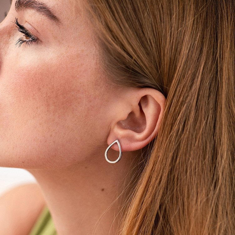 Серебряные серьги-пусеты "Большие капельки" (1.7 х 1.2 см) 122500 от ювелирного магазина Оникс - 1