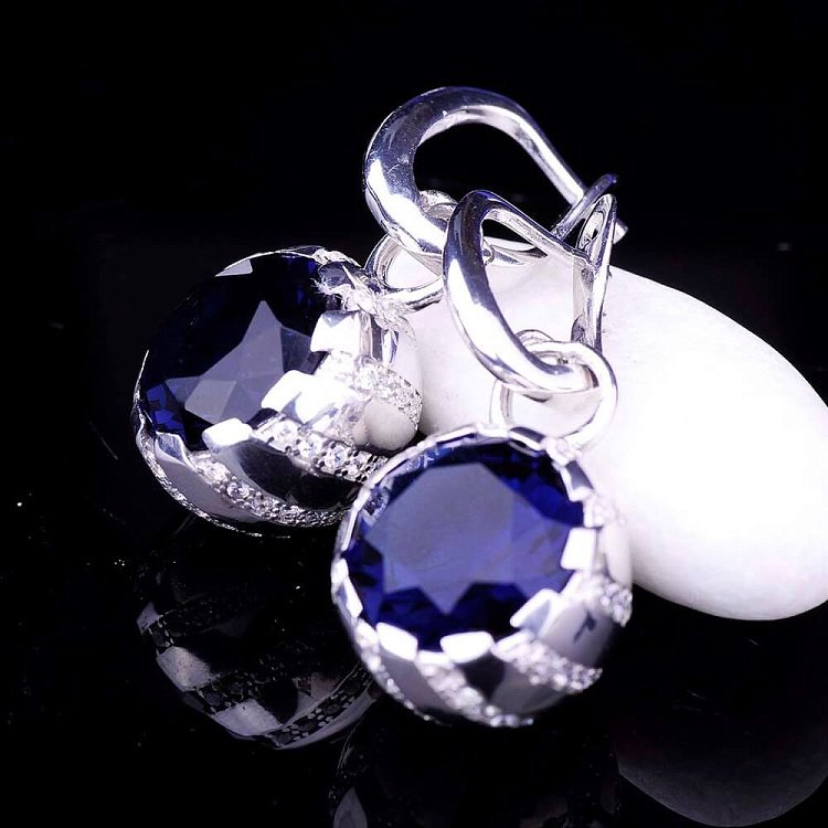 Срібні сережки з фіанітами 121525 від ювелірного магазину Онікс