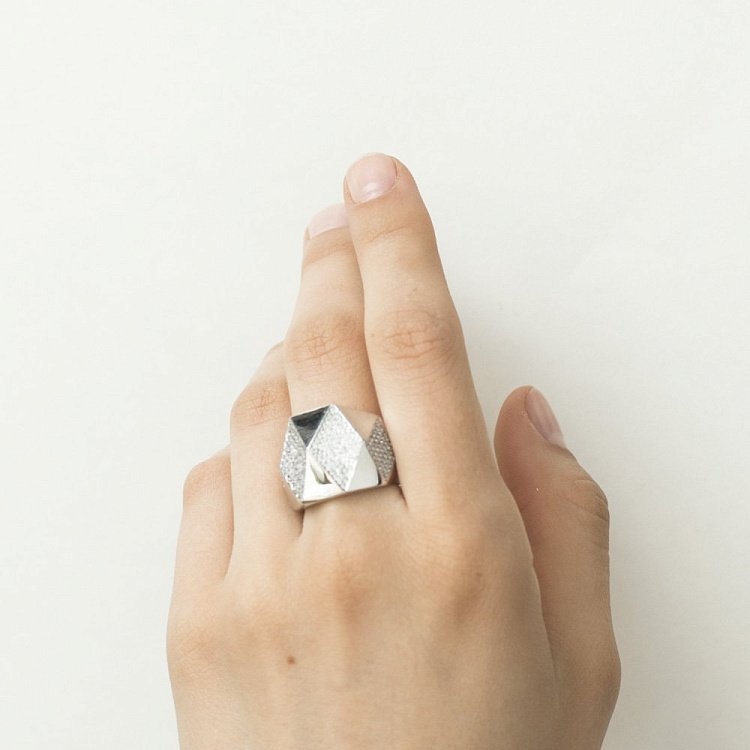 Эксклюзивное золотое кольцо с фианитами к04518 от ювелирного магазина Оникс - 2