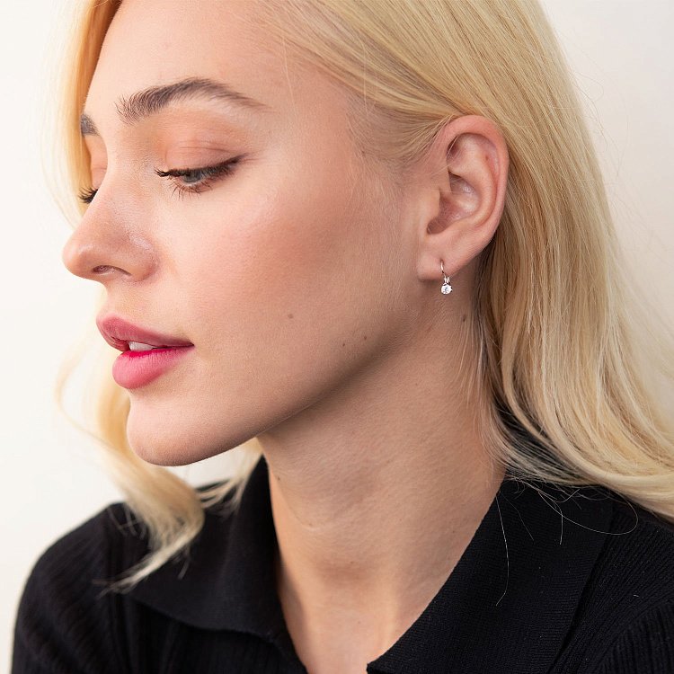 Срібні сережки з фіанітами 12580 від ювелірного магазину Онікс - 1