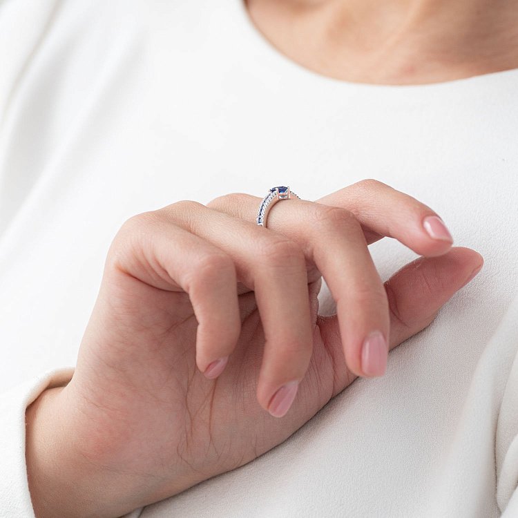 Кольцо из золота с синими сапфирами и бриллиантами кб0185lg от ювелирного магазина Оникс - 2