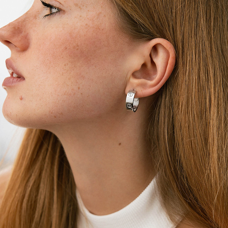 Сережки - кільця "Love" в білому золоті с05479 від ювелірного магазину Онікс - 1