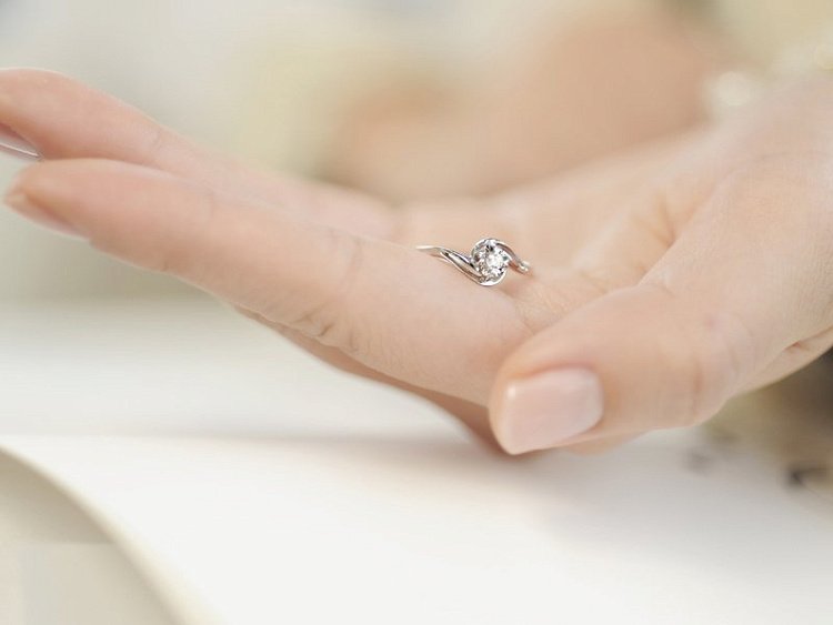 Золота заручальна каблучка з діамантом zberdh47 від ювелірного магазину Онікс - 7