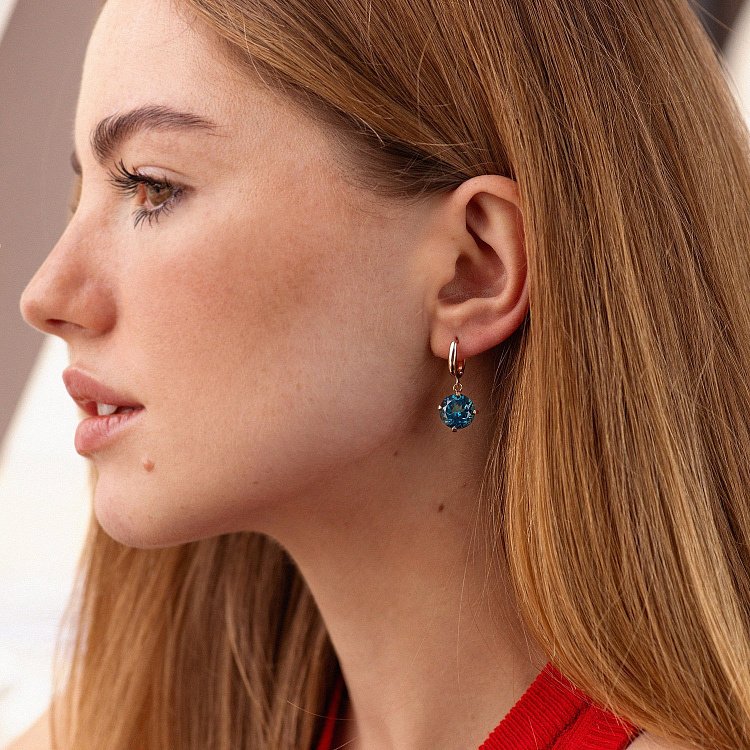 Золотые серьги "Влечение" (синт. топаз "Лондон голубой") с05301 от ювелирного магазина Оникс - 2