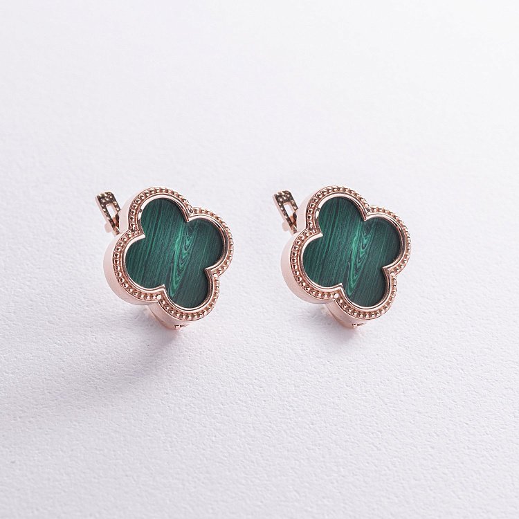 Золотые серьги "Клевер" с малахитом с09012 от ювелирного магазина Оникс