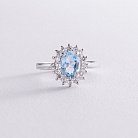 Серебряное кольцо с голубым топазом и фианитами 111458 от ювелирного магазина Оникс