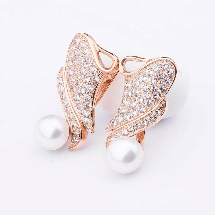 Золотые серьги с культивированным пресноводным жемчугом и фианитами с00354 от ювелирного магазина Оникс