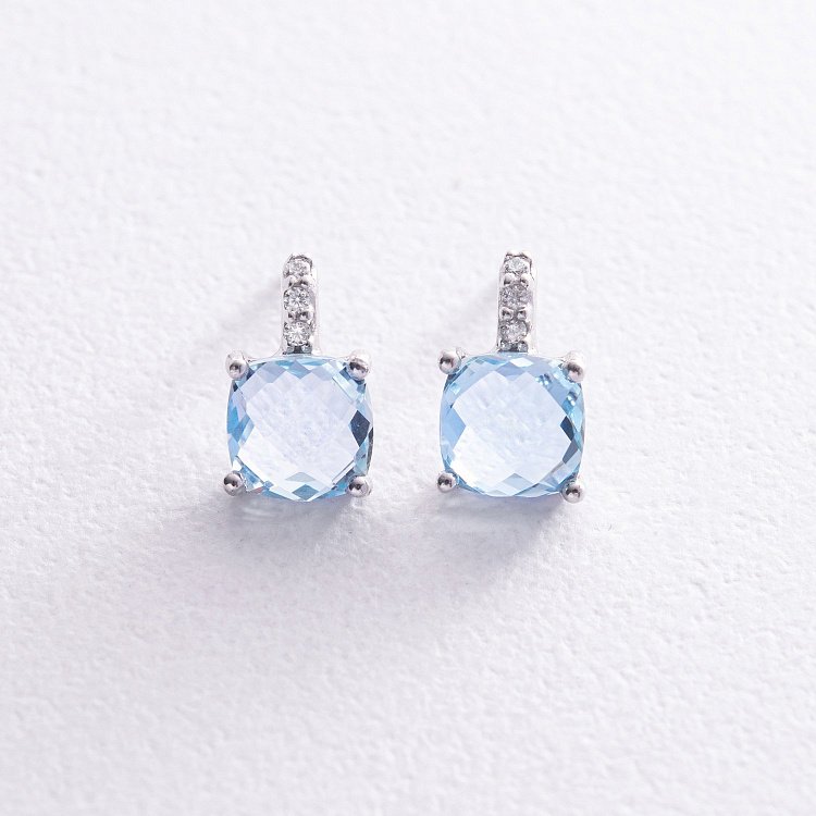 Золоті сережки - пусети з фіанітами і блакитними топазами с08303 від ювелірного магазину Онікс