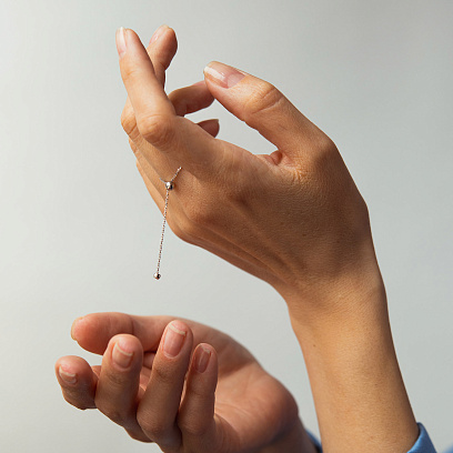 Каблучка "Кулька на ланцюжку" у білому золоті к08112 №2