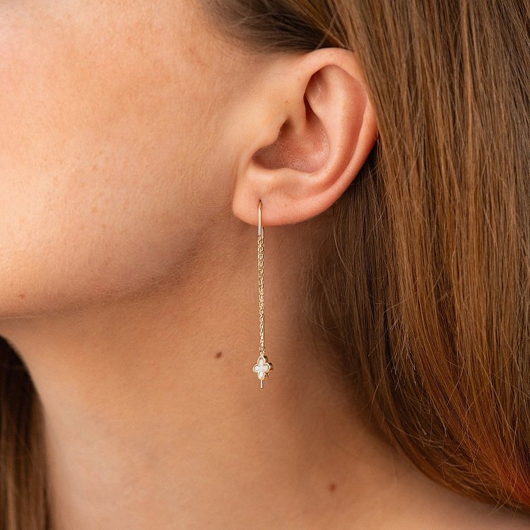 Золотые серьги - протяжки "Клевер" с перламутром с08576 от ювелирного магазина Оникс - 3