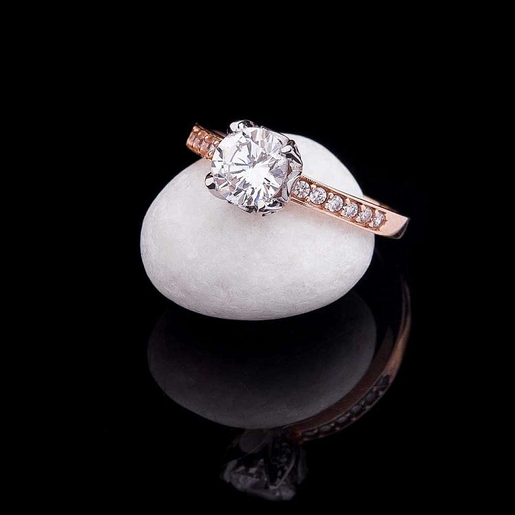 Золота заручальна каблучка з фіанітами к04590 від ювелірного магазину Онікс - 1