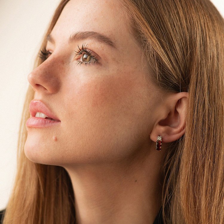 Срібні сережки з піропами і фіанітами GS-02-063-4110 від ювелірного магазину Онікс - 3